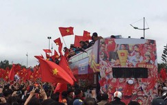 Xe chở U23 Việt Nam kẹt giữa vòng vây rừng người cùng cờ hoa