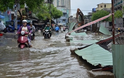 Mưa lớn trong 2 giờ, Sài Gòn lại ngập cục bộ