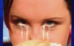 Clip: Tận thấy cô gái "khóc" ra ...sữa