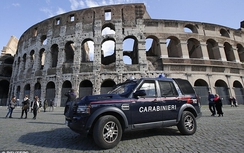 Hai du khách Mỹ bị bắt vì “tự sướng” ở đấu trường La Mã