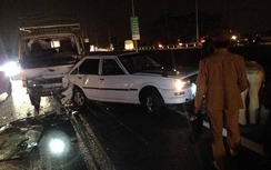 Ô tô tải tông nát ô tô đỗ bên đường, 3 người bị thương