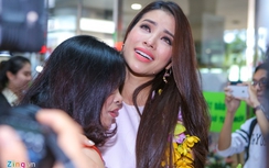 Hoa hậu Phạm Hương rớt nước mắt ngày trở về