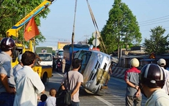 Mùng 7 Tết, xe Inova hạ gục cột giao thông