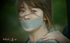 "Hậu duệ mặt trời": Kang Mo-yeon bị bắt cóc, Yoon Myung-joo bệnh nặng