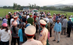 Quảng Ngãi: Cả trăm người dân chặn xe tải tông chết người