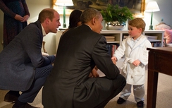 Hoàng tử nhí nước Anh mặc đồ ngủ đón Tổng thống Obama