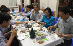 Bộ trưởng Tiến "khoe" ảnh ăn hải sản Hà Tĩnh trên Facebook