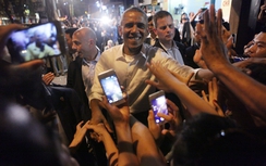 Hình ảnh ông Obama hòa mình vào đám đông ở Hà Nội