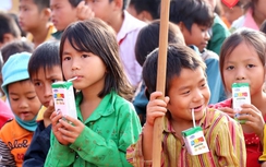 Vinamilk mang sữa học đường đến với trẻ em Đắk Nông