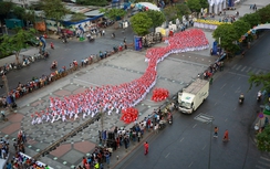 1.000 nữ sinh Sài Gòn diện áo dài đồng diễn trên phố Nguyễn Huệ