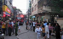 Hà Nội: Nhà tập thể 5 tầng bốc cháy sau tiếng nổ lớn