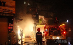 Hà Nội: Cháy lớn tại khu tập thể, giải cứu 20 người mắc kẹt