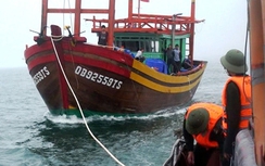 Tàu Biên phòng Quảng Nam lai dắt tàu cá vào bờ an toàn