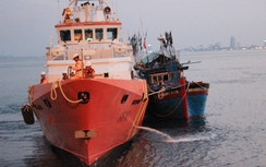 14 giờ vượt sóng cứu ngư dân gặp nạn trên biển Hoàng Sa
