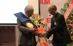 Giáo sư Trần Thanh Vân nhận bằng Tiến sĩ danh dự từ JINR DUBNA