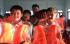 Bình Định: Tặng áo phao cho học sinh, kiềm chế TNGT đường thủy
