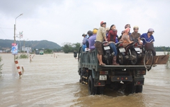Bình Định: Người dân Tuy Phước leo xe ben vượt lũ