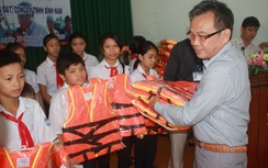 Bình Định: Tặng 200 áo phao cho học sinh và chủ đò