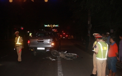 Bình Định: Xe máy húc đuôi xe bán tải, hai người bị thương