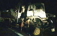 Xe tải bốc cháy sau khi đâm xe đầu kéo, 2 người tử vong