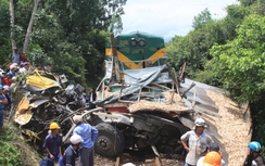 Bình Định: Tàu hỏa đâm nát xe tải, 2 người thương vong