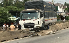 Mất lái, xe tải đâm toạc dải phân cách QL1 Bình Định