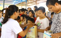Tự tay làm 1.000 bánh Trung thu tặng trẻ em nghèo miền núi