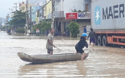 Nước lũ bao vây, người dân Quy Nhơn bơi sõng giữa phố