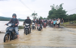 Nhiều tuyến đường giao thông Quảng Nam "vỡ trận" do mưa lũ