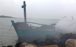 Tàu cá chứa 10.000 lít dầu cháy dữ dội trong đêm đầu năm mới