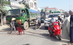 Đà Nẵng: Xe chở vật liệu gây ô nhiễm, dân bức xúc chặn đường