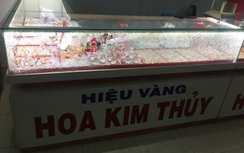 Nam thanh niên bịt mặt táo tợn dùng búa cướp tiệm vàng