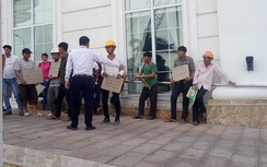 Hàng chục công nhân tập trung trước khách sạn "dát vàng" đòi tiền