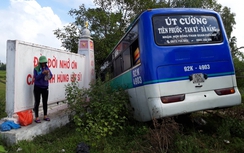 Xe khách chở 10 người mất lái lao xuống vực ở Quảng Nam