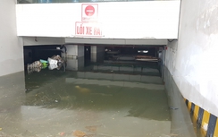 Lụt lịch sử Đà Nẵng: Bơm nước cứu xế sang "chết đuối" trong hầm