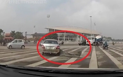 Video: Ôtô sang đường bị đâm vỡ đuôi giữa phố Hà Nội