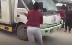 Video: Thanh niên dùng gậy tre "nói chuyện" với tài xế xe tải