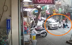 Mở cửa ôtô đốn ngã 2 người đi xe đạp ở Nam Định