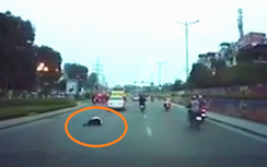 Thanh niên lộn nhào khỏi xe máy kẹp ba giữa phố Hà Nội
