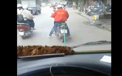 Video: Xe máy kéo ôtô hết xăng đi trên phố Hà Nội