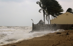 Sóng lớn tàn phá bờ biển Hội An