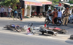 Va chạm với xe container, 4 nữ sinh đi xe đạp điện bị thương