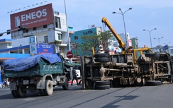 Đà Nẵng: 2 xe tải đối đầu, lật ngang giữa đường
