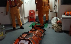 Cứu thuyền viên tàu Trung Quốc bị nạn ngoài biển Đông