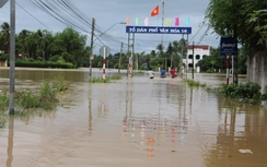 Khánh Hòa, Phú Yên: Mưa lũ cắt đường, phố biến thành sông