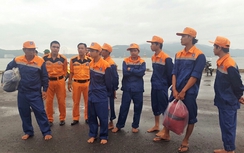 Kịp thời cứu 13 ngư dân gặp nạn trên đường tránh bão Damrey