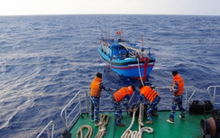 Tàu Hải quân cứu tàu cá bị nạn trôi dạt trên biển