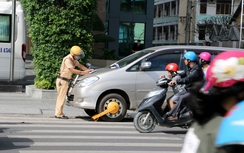 Đỗ đường cấm gây tắc, hàng loạt ô tô ở Nha Trang bị “cùm”