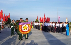 Hàng ngàn người đến viếng thăm khu tưởng niệm chiến sĩ Gạc Ma