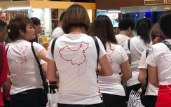 Làm rõ vụ du khách Trung Quốc mặc áo in hình "lưỡi bò"